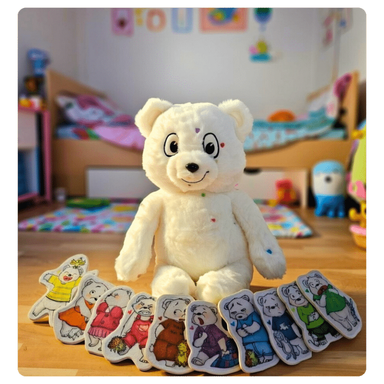 Kanda la peluche émotions assise avec les doudous emotions, douce et prête à être adoptée